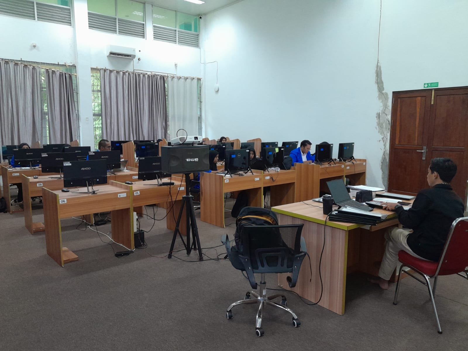 jurusan manajemen informatika melakukan ujian pertama sertikom di gedung manajemen informatika, Politeknik Negeri Fakfak