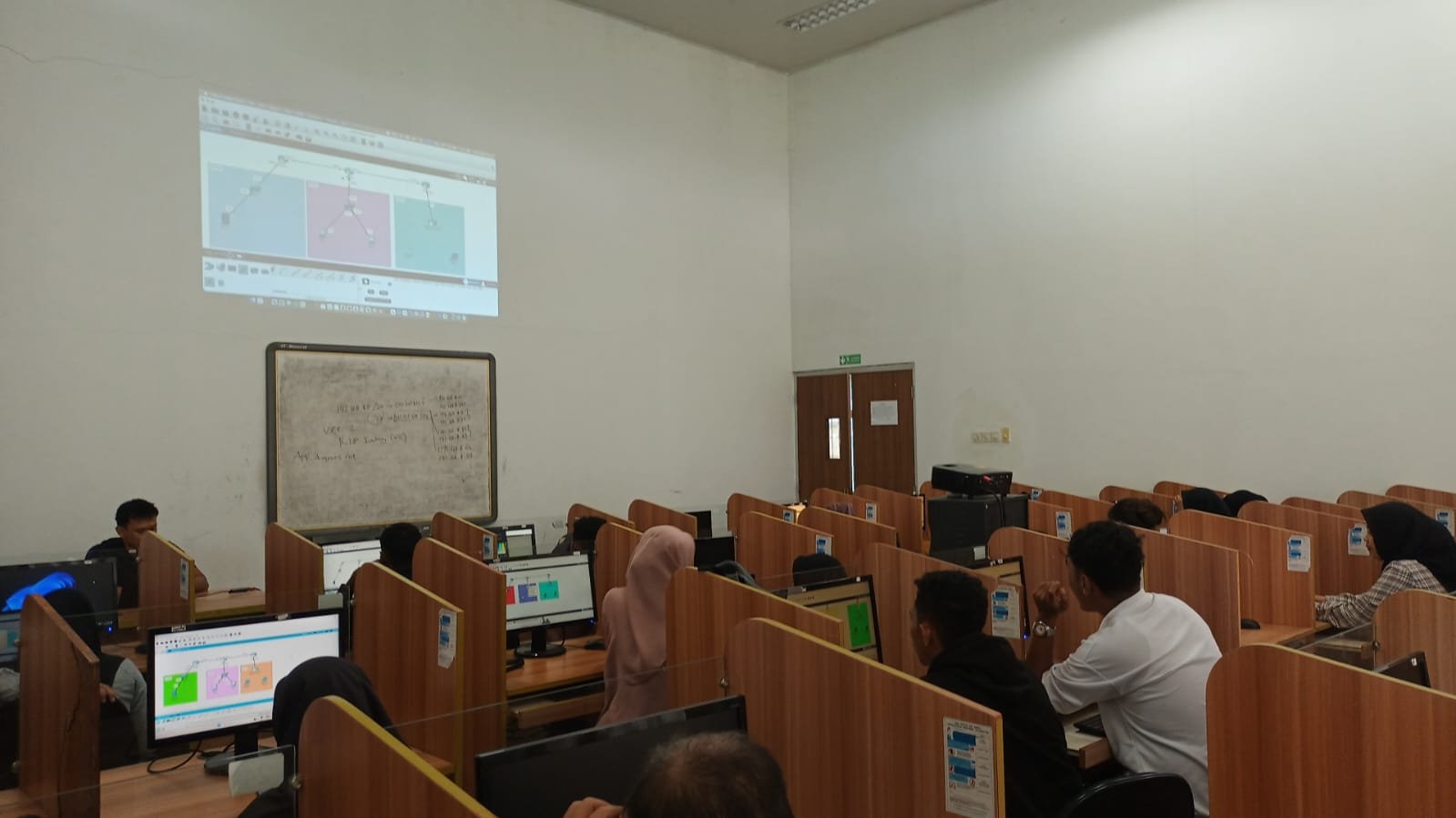 mahasiswa manajemen Informagtika melakukan pembekalan