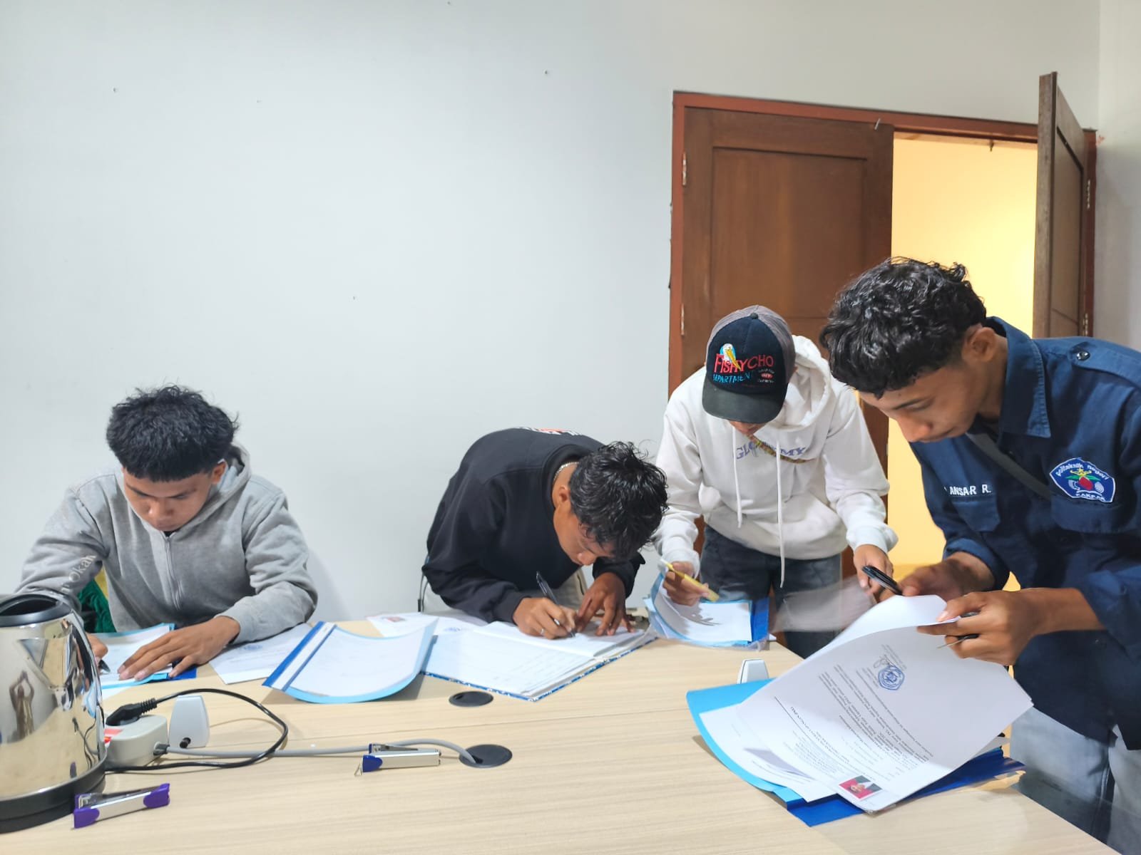 mahasiswa jurusan MI mengumpulkan berkas persyaratan mengikuti sertikom di ruangan LSP Politeknik Negeri Fakfak